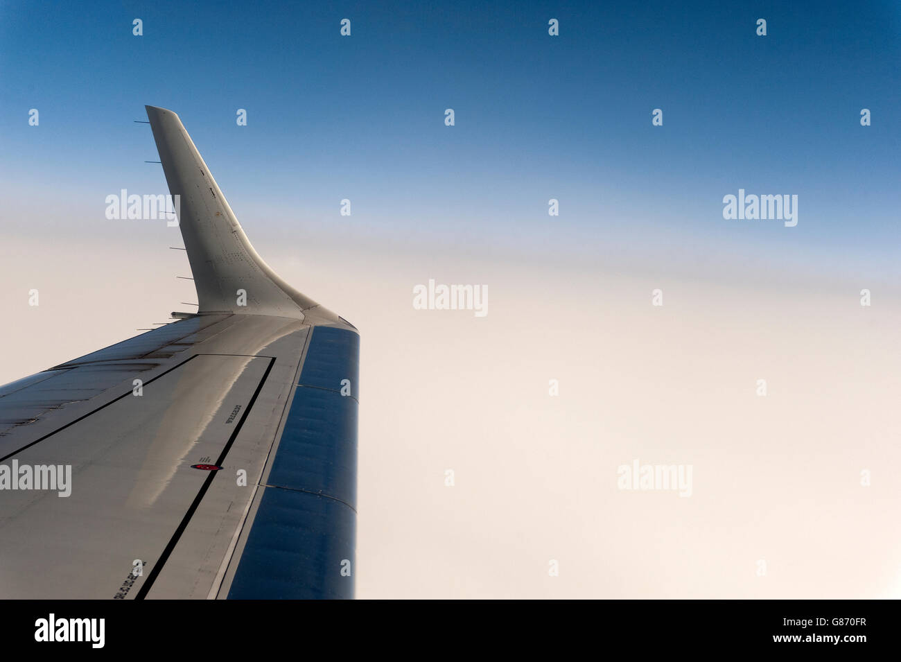 Vista dalla finestra del velivolo di Punta Ala e nuvole Foto Stock
