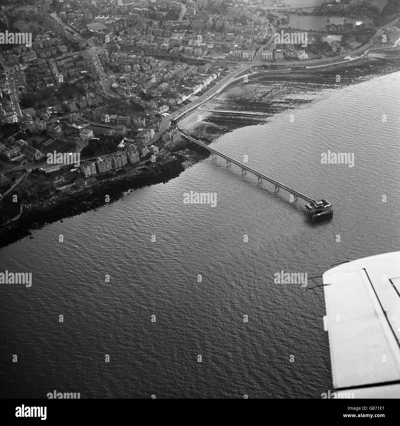 Luoghi - Clevedon Pier - Bristol. Una vista aerea del molo di Clevedon, vicino a Bristol, Somerset, nell'estuario del Severn, che è stato aperto nel 1869. Foto Stock