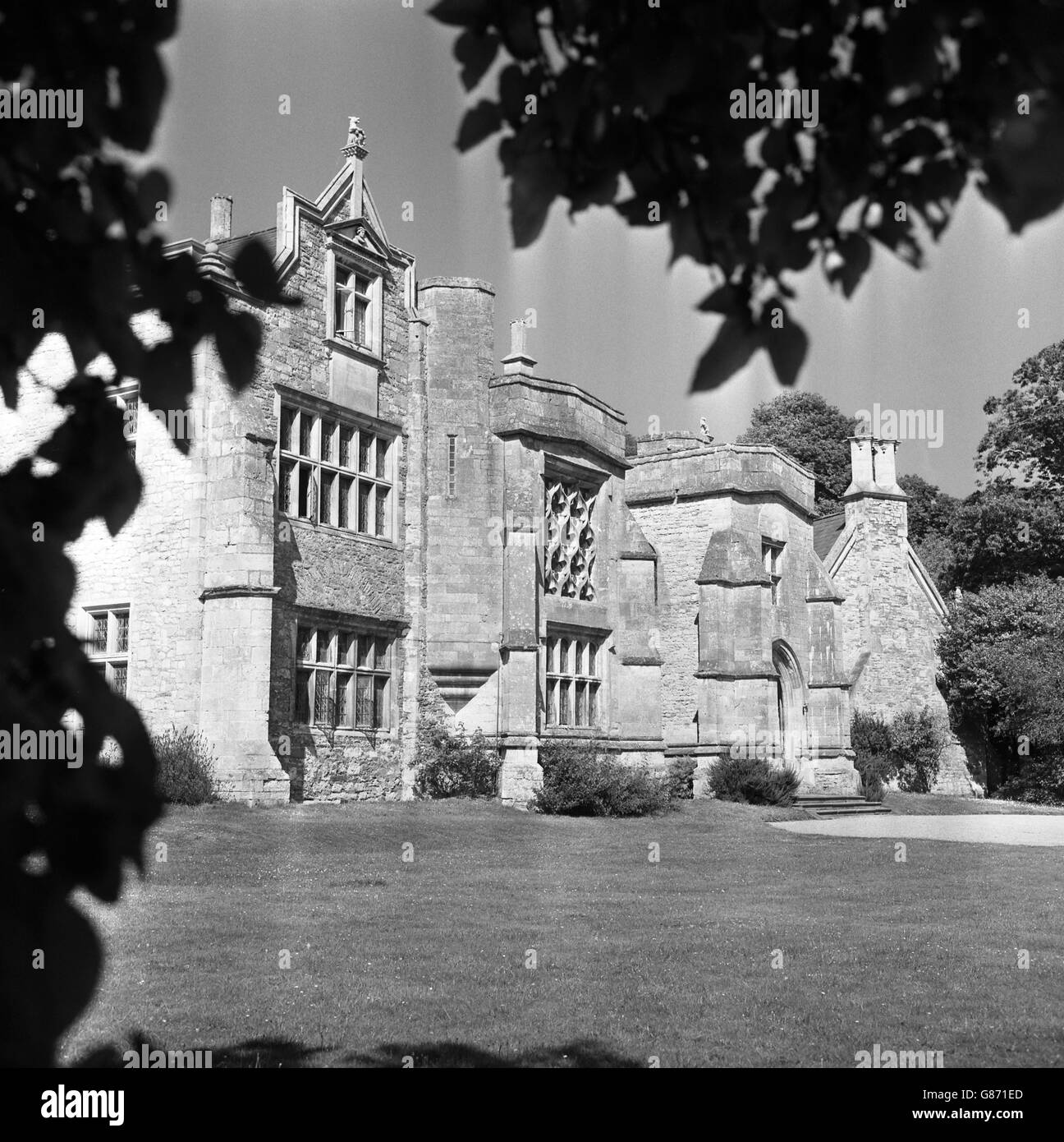 Il fronte sud di Clevedon Court a Somerset, la casa padronale di Clevedon e la casa di Sir Arthur e Lady Elton. Costruito nel 1320, è una delle poche case complete del suo tempo ad essere sopravvissuto ai secoli ed è ora di proprietà del National Trust. Foto Stock