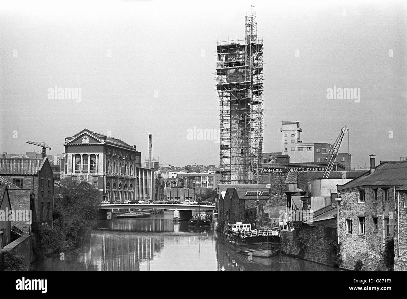 La torre da 140 piedi in costruzione a Cheese Lane, Bristol, vicino al porto galleggiante della città. Sostituirà una torre di 200 anni che viene demolita per far posto a un progetto stradale a Redcliffe a Bristol. Il piombo viene gettato nella parte superiore della torre e, quando cade attraverso l'aria, si solidifica. Si ritiene che sia la prima torre di tiro costruita in Inghilterra per 50 anni. Foto Stock