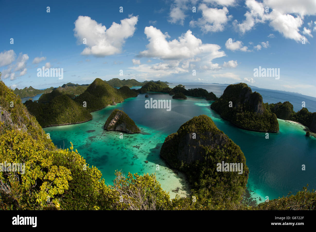 Isole tropicali e baie, Sorong, Papua occidentale, in Indonesia Foto Stock