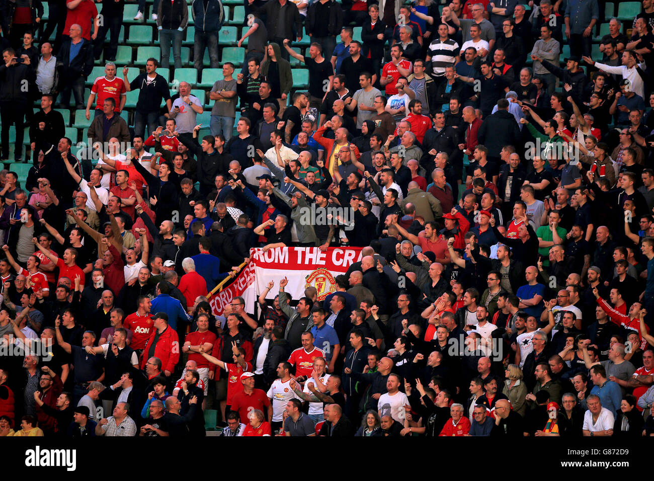 Calcio - UEFA Champions League - Qualifiche - Gioca-Off - Club Brugge / Manchester United - Jan Breydel Stadion. I tifosi del Manchester United mostrano il loro sostegno negli stand. Foto Stock