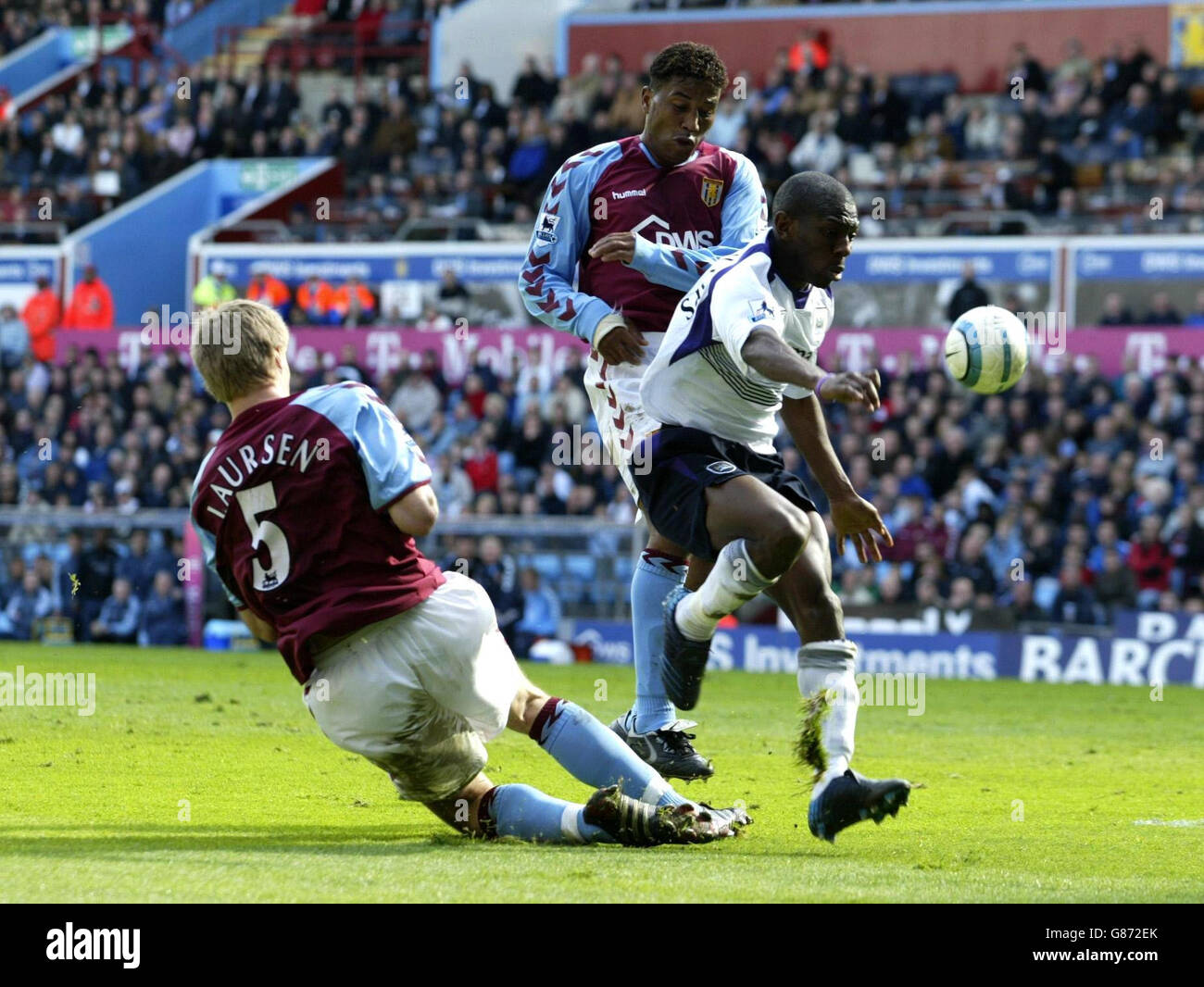 Shaun Wright-Phillips (R) di Manchester City vince la palla da Martin Laursen (L) e Ulises De la Cruz di Aston Villa. Foto Stock