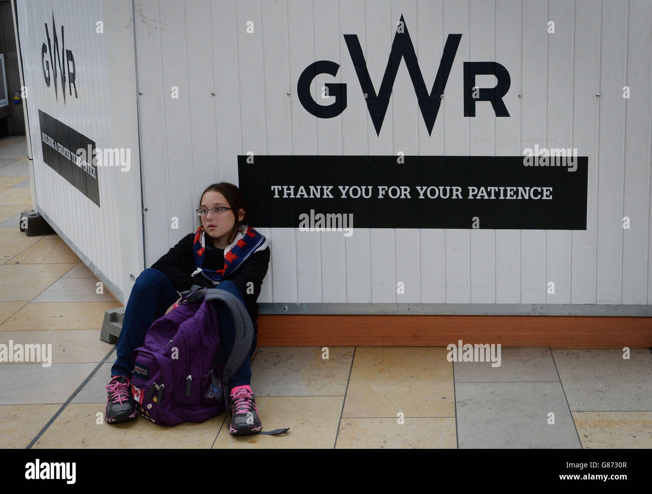 Un passeggero attende alla stazione di Paddington nella parte ovest di Londra mentre i membri del sindacato ferroviario, marittimo e dei trasporti del First Great Western (FGW) escono per tre giorni di fila su nuovi treni. Foto Stock