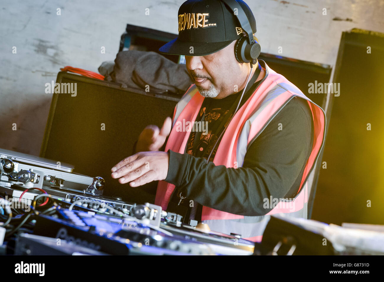 Breakbeat Lou si esibisce sul palco durante il primo evento di musica dal vivo al Banksy's Dismaland, Tropicana, a Weston-super-Mare, Somerset. Foto Stock