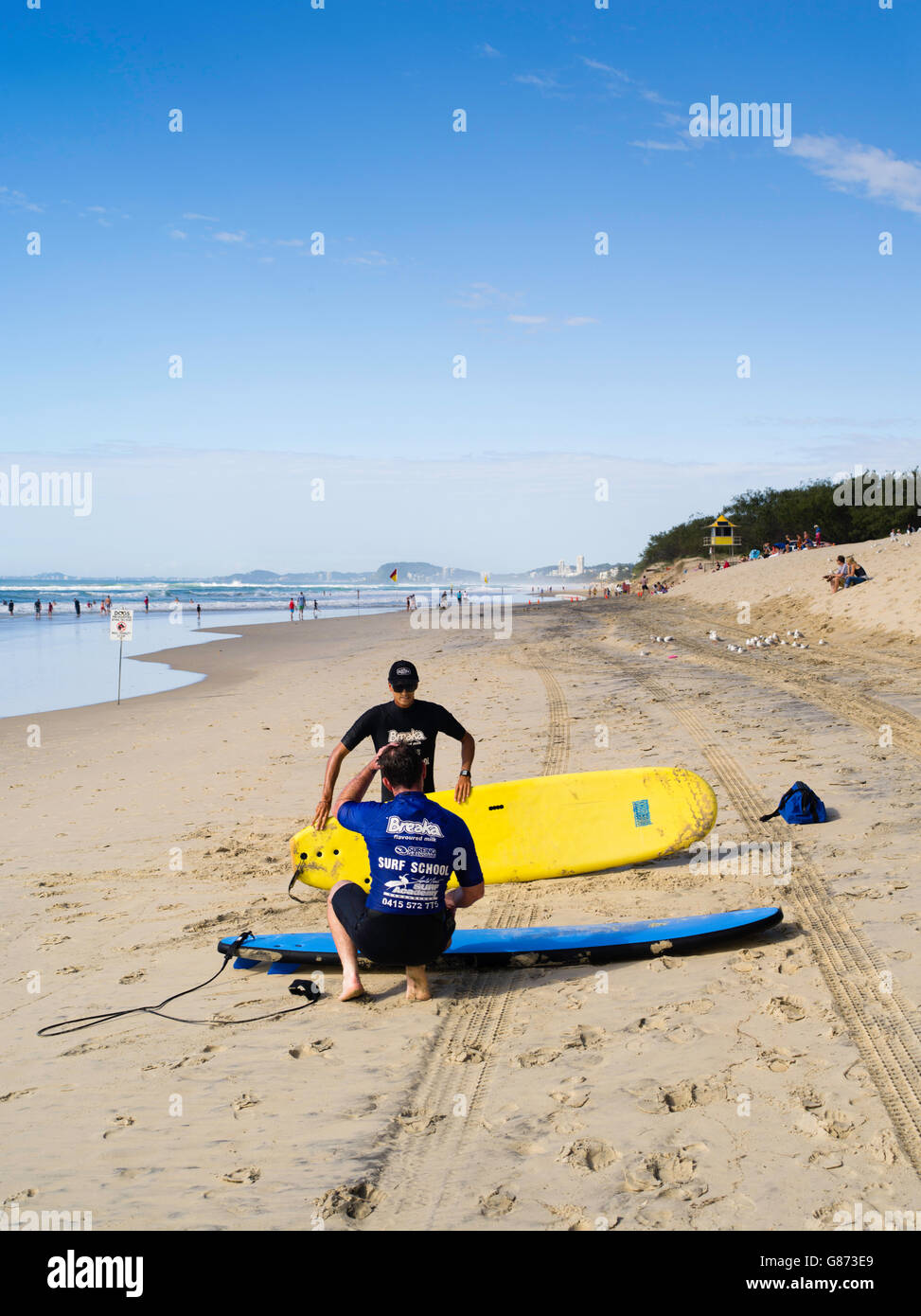 Un paio di istruttori di surf a prepararsi per le loro classi su Broadbeach, queenland, Australia. Foto Stock