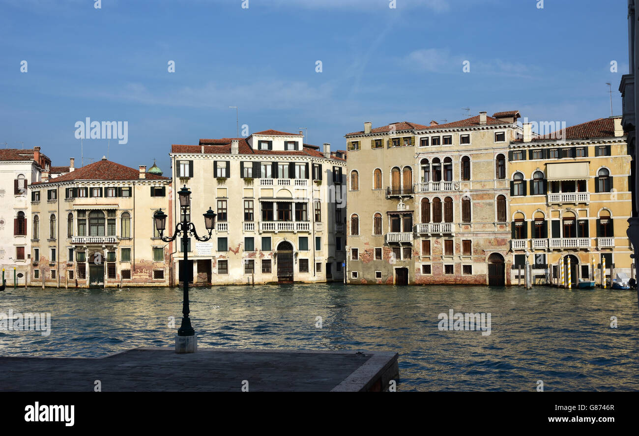 Gli stili differenti di case e palazzi lungo il Canal Grande a Venezia Foto Stock
