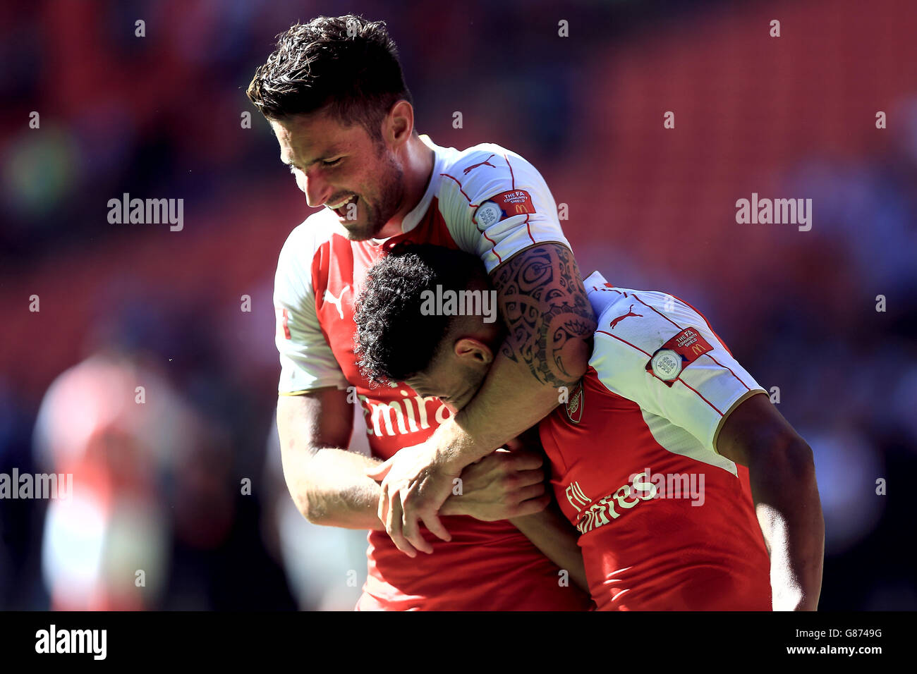 Olivier Giroud dell'Arsenal (a sinistra) ottiene Alex Oxlade-Chamberlain dell'Arsenal in un headlock durante il fa Community Shield al Wembley Stadium di Londra. Foto Stock