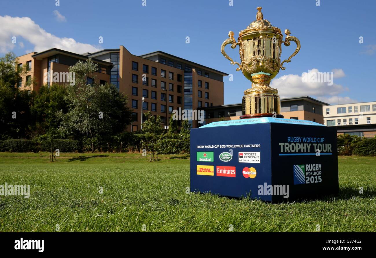 La Webb Ellis Cup alla Leeds Trinity University, una base di squadra che ospita gli Stati Uniti durante la Coppa del mondo di Rugby 2015, il giorno 58 del Rugby World Cup Trophy Tour di 100 giorni del Regno Unito e Irlanda. Foto Stock