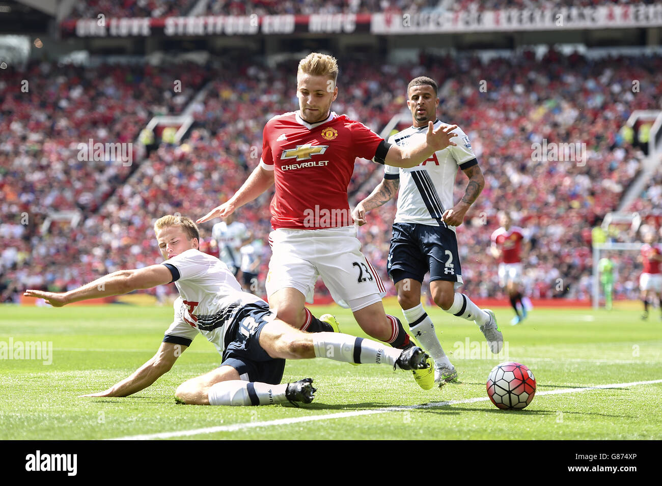 Luke Shaw di Manchester United affronta una sfida da Eric Dier di Tottenham Hotspur (a sinistra) durante la partita della Barclays Premier League a Old Trafford, Manchester. Foto Stock