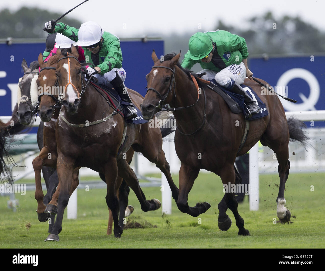 Jamie Spencer (a destra), cavalcata da halation, del team Gran Bretagna e Irlanda, vince la Dubai Duty Free Shergar Cup Mile Race durante la Dubai Duty Free Shergar Cup presso l'ippodromo di Ascot, Ascot. Foto Stock