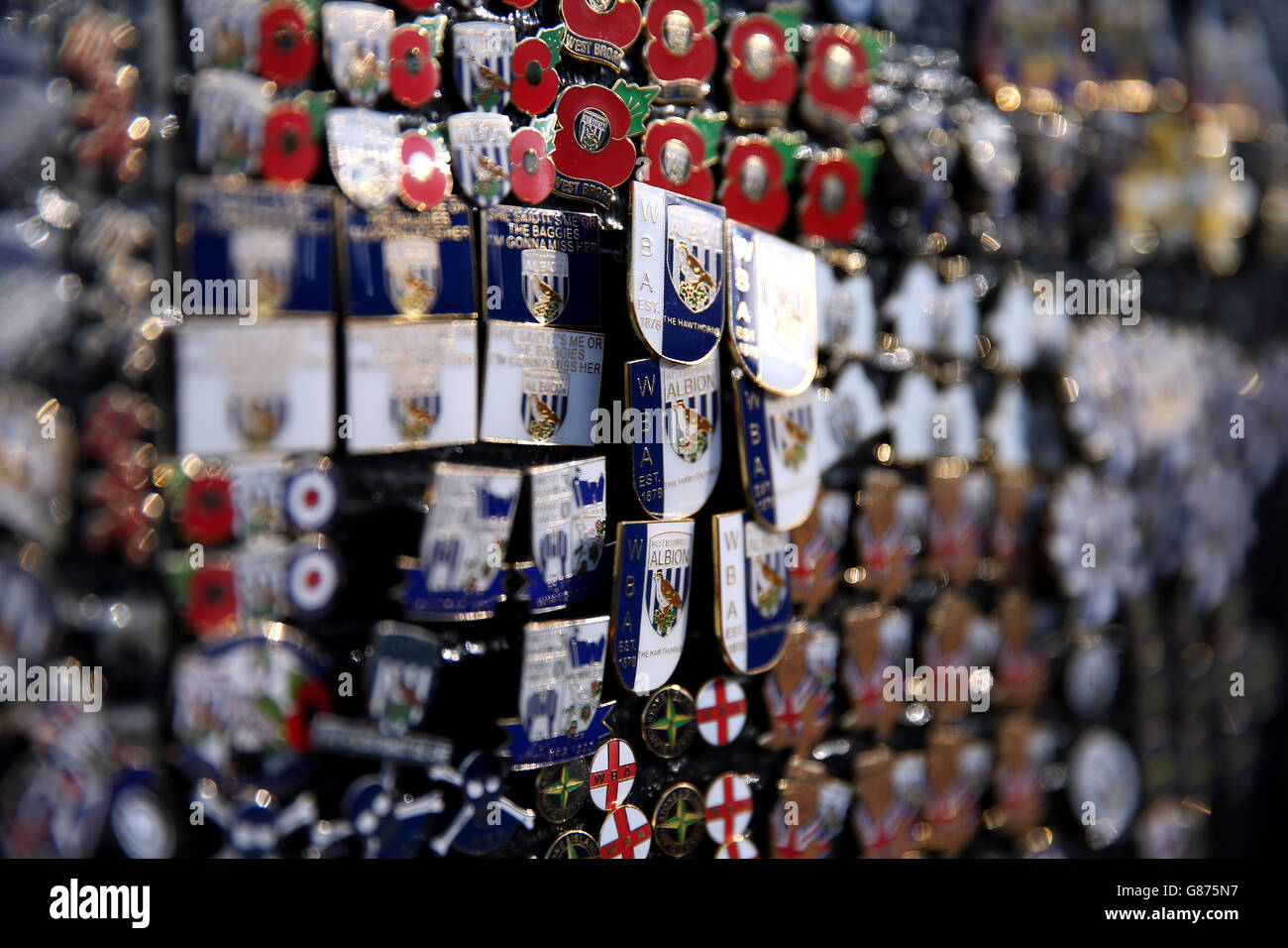 Badge in vendita prima della partita della Barclays Premier League a Hawthorns, West Bromwich. PREMERE ASSOCIAZIONE foto. Data immagine: Lunedì 10 agosto 2015. Guarda la storia della PA CALCIO West Brom. Il credito fotografico dovrebbe essere: David Davies/PA Wire. Foto Stock