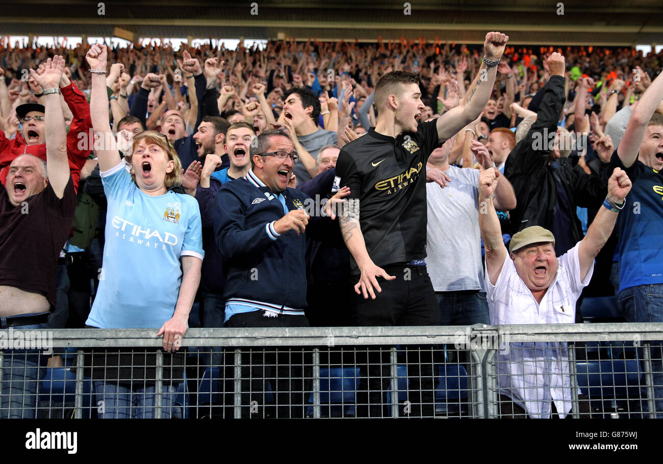 I fan di Manchester City festeggiano negli stand durante la partita Barclays Premier League presso l'Hawthorns, West Bromwich. Foto Stock