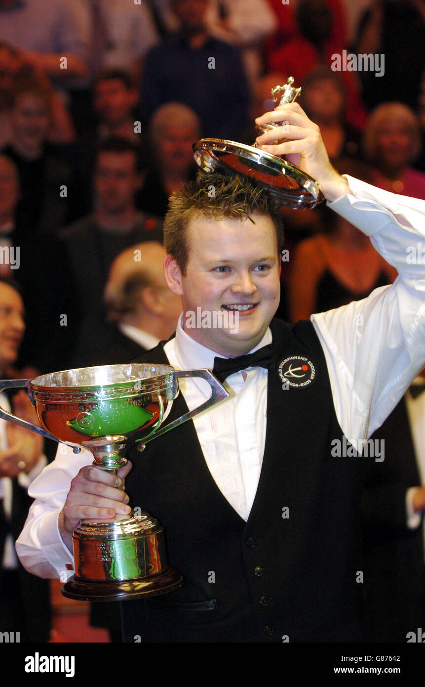 Shaun Murphy festeggia con il trofeo dell'Embassy World Championship Sconfiggere Matthew Stevens 18-16 Foto Stock