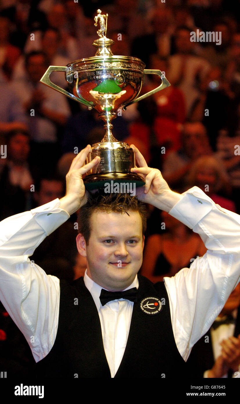 Snooker - Embassy World Championship 2005 - finale - Shaun Murphy v Matthew Stevens - il Crociere. Shaun Murphy festeggia con il trofeo Embassy World Championship dopo aver sconfitto Matthew Stevens 18-16 Foto Stock