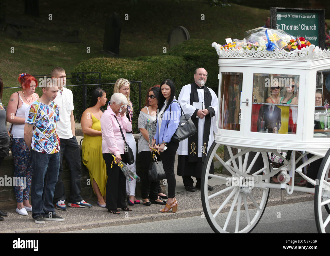 La bara di Conley Thompson, di sette anni, arriva a St Thomas e St James Church a Worsbrough Dale, dove si svolge il suo funerale. Foto Stock