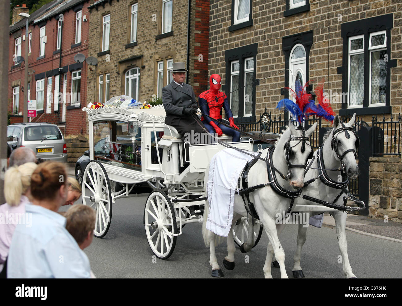 La bara di Conley Thompson, di sette anni, arriva a St Thomas e St James Church a Worsbrough Dale, dove si svolge il suo funerale. Foto Stock