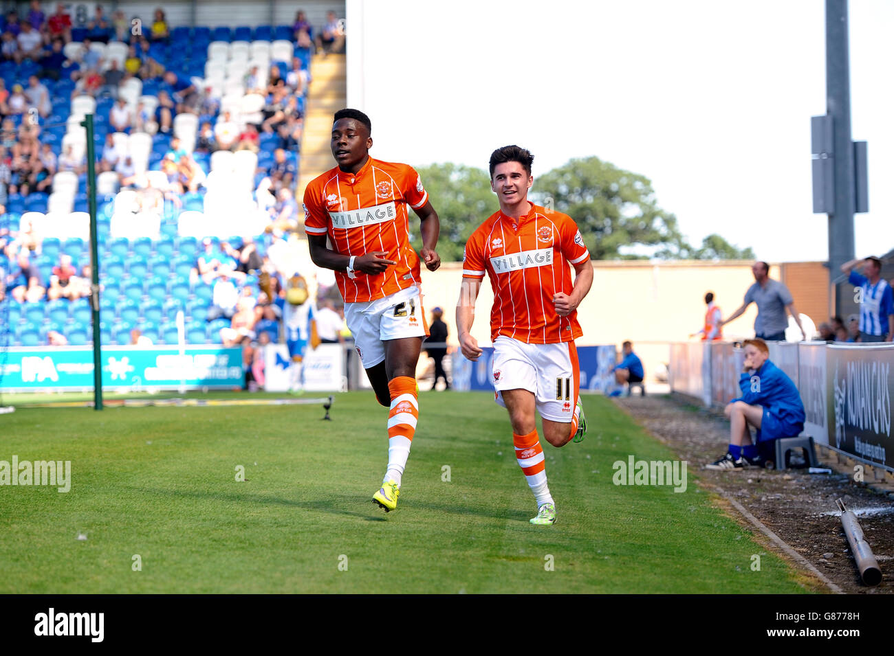 Il Bright Osayi-Samuel di Blackpool (a sinistra) e Henry Cameron festeggiano dopo il primo gol della loro parte durante la partita Sky Bet League One al Weston Homes Community Stadium di Colchester. Foto Stock