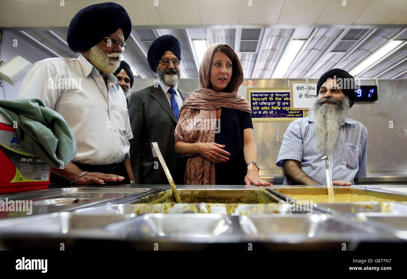 Liz Kendall (centro) visita le cucine del Gurdwara Sri Guru Singh Sabha Southall, a ovest di Londra. Foto Stock