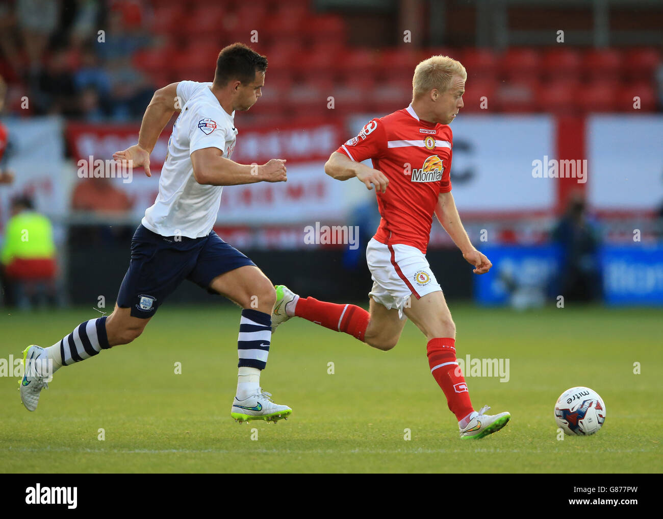 Lauri dalla Valle di Crewe Alexandra (a destra) e Bailey Wright di Preston North End combattono per la palla. Foto Stock