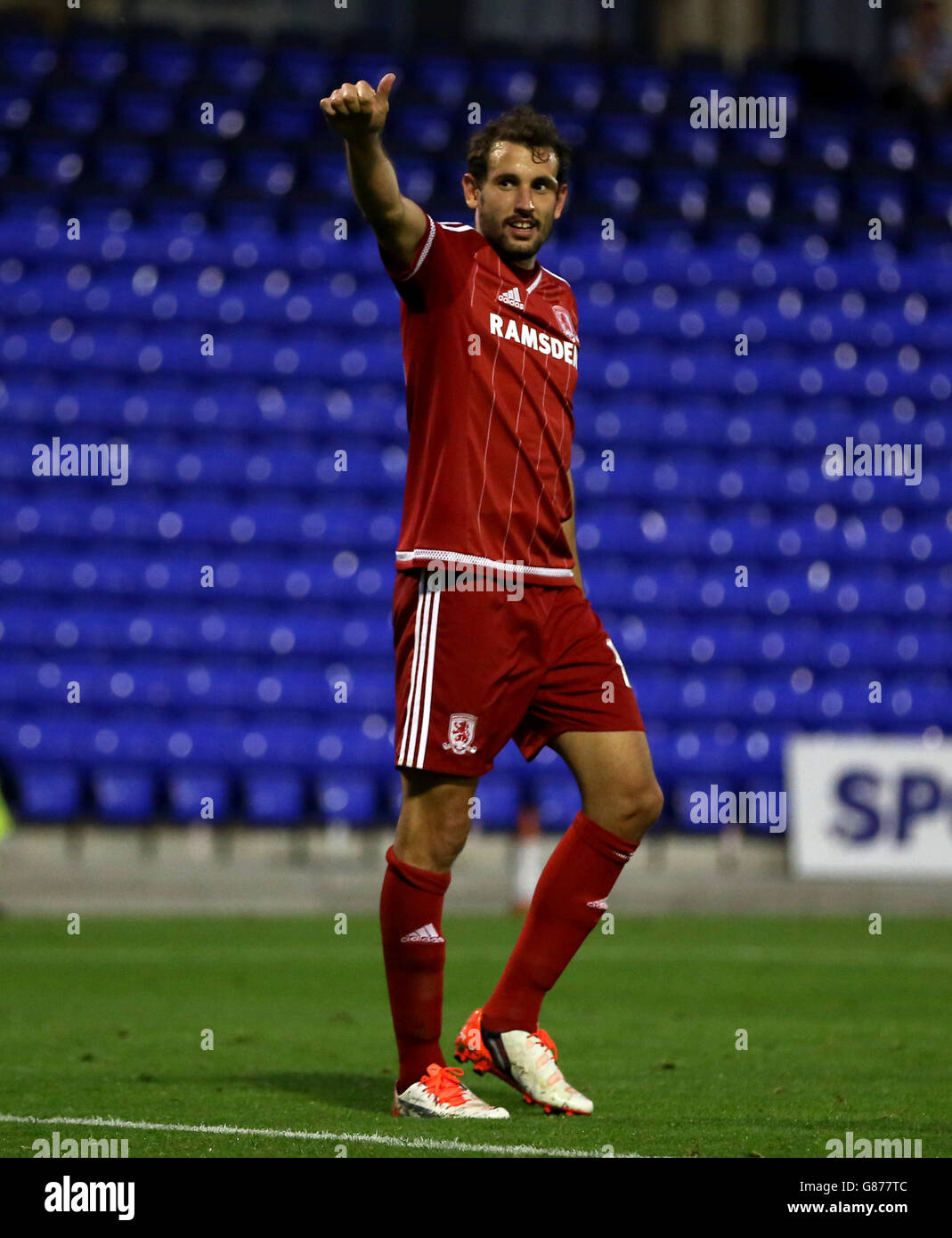 Christian Stuani di Middlesbrough festeggia il suo terzo gol della partita durante la Capital One Cup, First Round match al SportsDirect.com Park di Oldham. Foto Stock