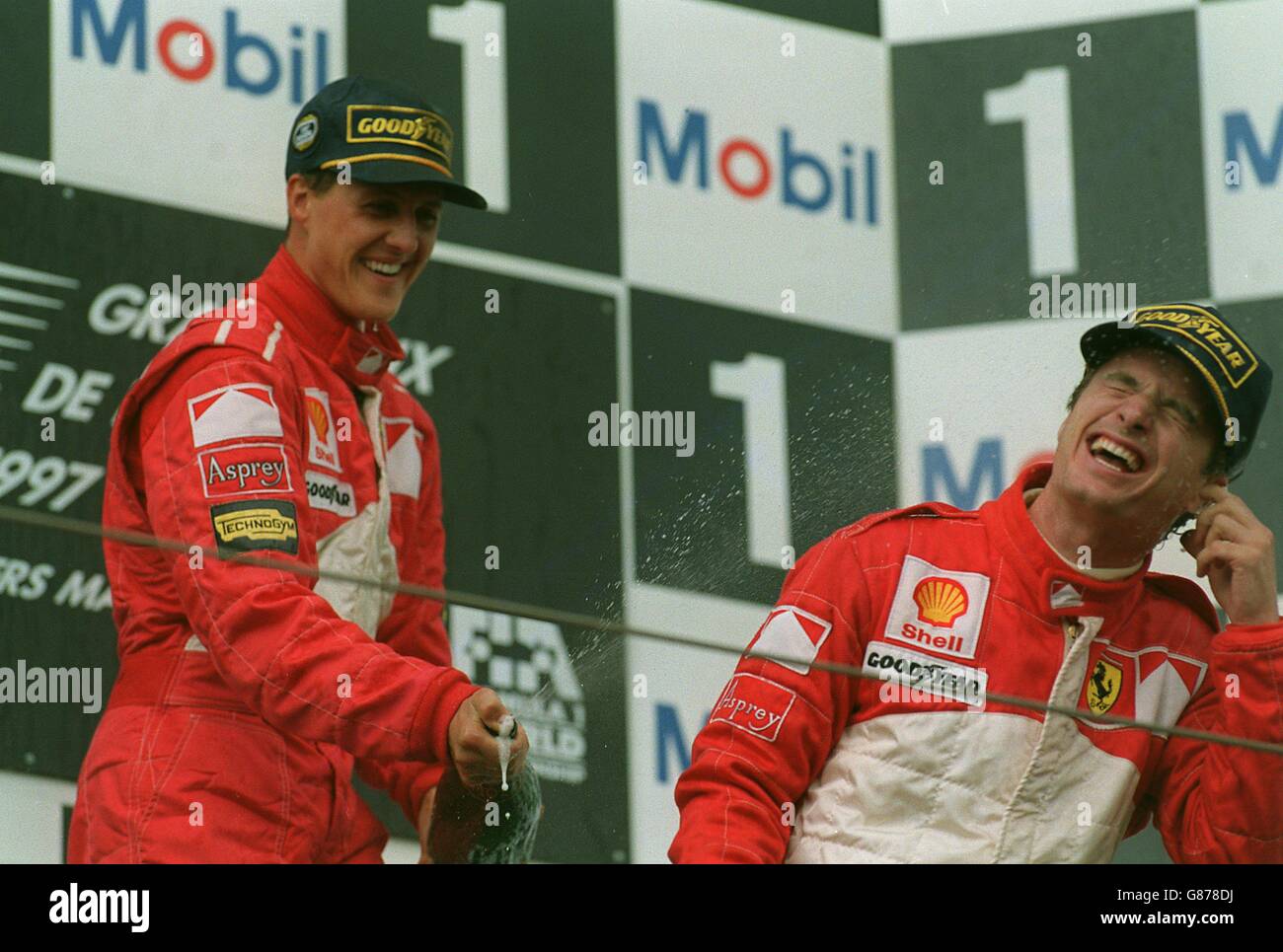 I piloti Ferrari Michael Schumacher ed Eddie Irvine festeggiano Il podio al  Gran Premio di Francia Foto stock - Alamy