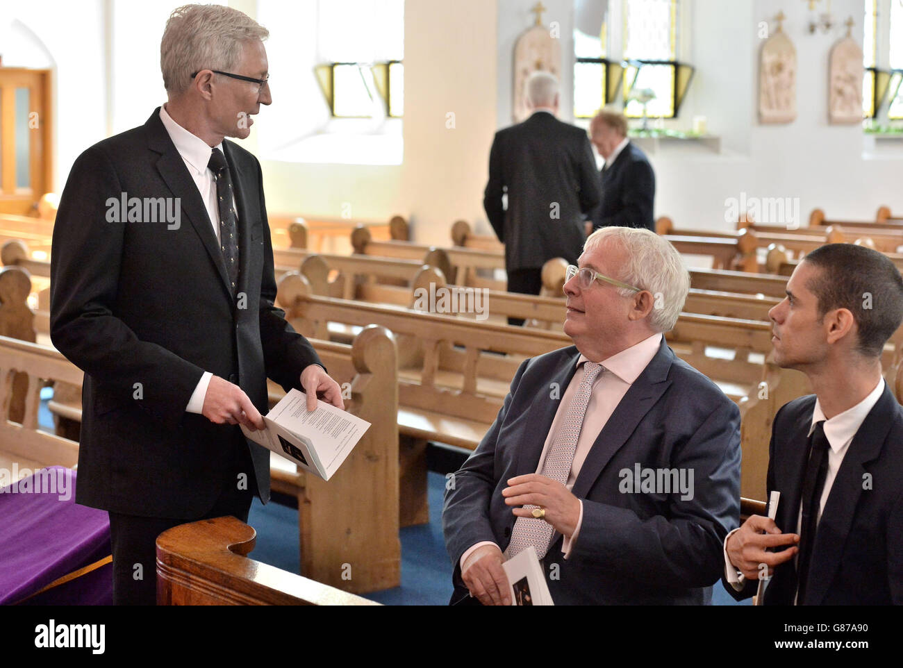 GRATUITO FINO AL 27 AGOSTO 2015. DOPO QUESTO PERIODO, UNA TASSA È PAGABILE Christopher Biggins e Paul o'Grady al funerale di Cilla Black presso la chiesa di St Mary a Woolton, Liverpool. Foto Stock