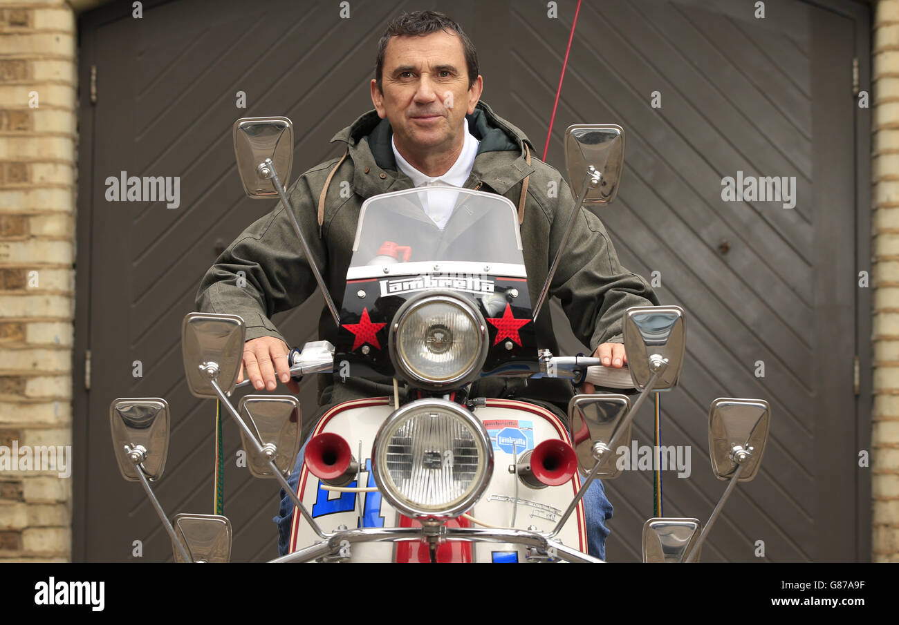 Phil Daniels si riunisce con lo scooter Lambretta a Soho, Londra, con il quale è apparso in 'Quadrophenia' per segnare l'uscita di 'Our Generation', un album di compilation di 75 classici Mod, in vista della Mod Week che si terrà dal 24 al 31 agosto 2015. Foto Stock