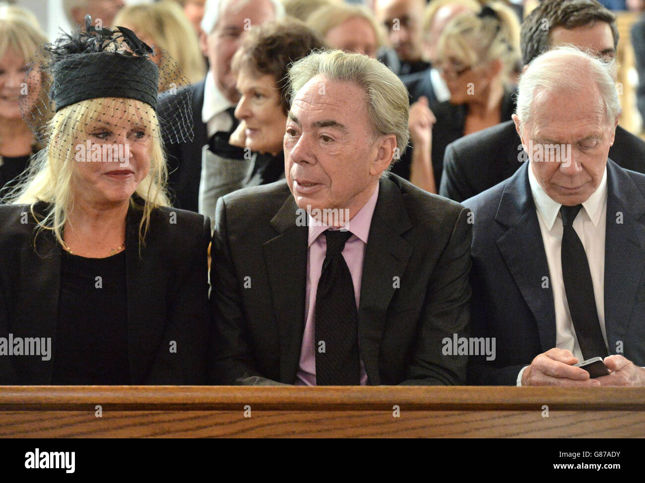 GRATUITO FINO AL 27 AGOSTO 2015. DOPO QUESTO PERIODO È PAGABILE una TASSA Patti Boyd e Sir Andrew Lloyd Webber al funerale di Cilla Black presso la chiesa di St Mary a Woolton, Liverpool. Foto Stock