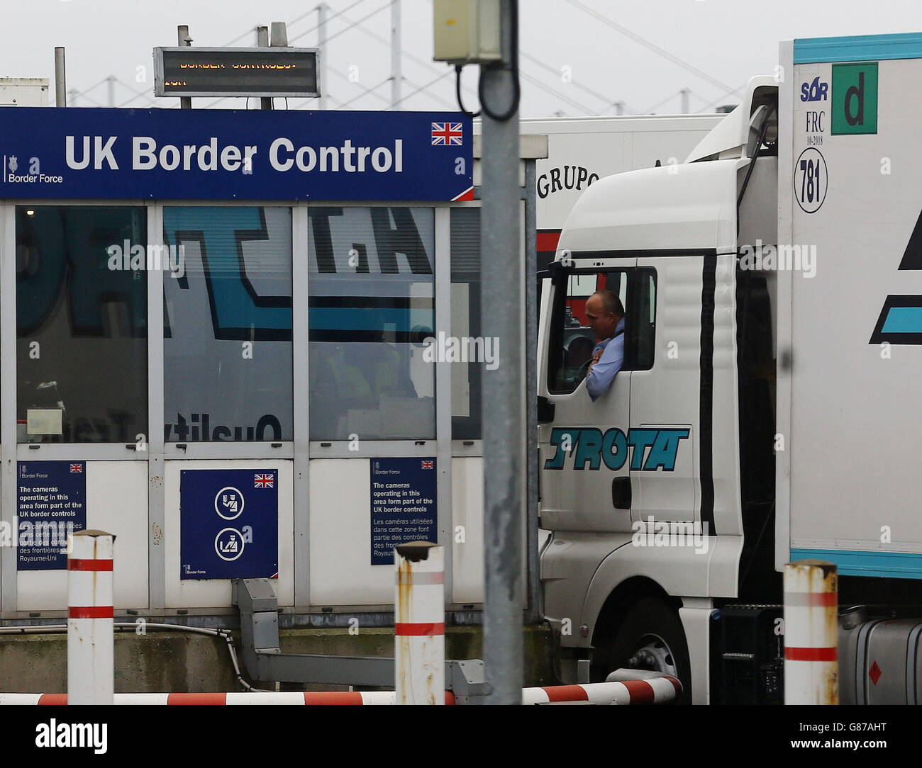 Un autocarro passa attraverso il controllo delle frontiere del Regno Unito nel sito dell'Eurotunnel a Calais, poiché Theresa May ha insistito che nuove misure di sicurezza stanno iniziando a prendere effetto a Calais, ma ha ammesso che la crisi dei migranti potrebbe spostarsi in altri porti europei. Foto Stock