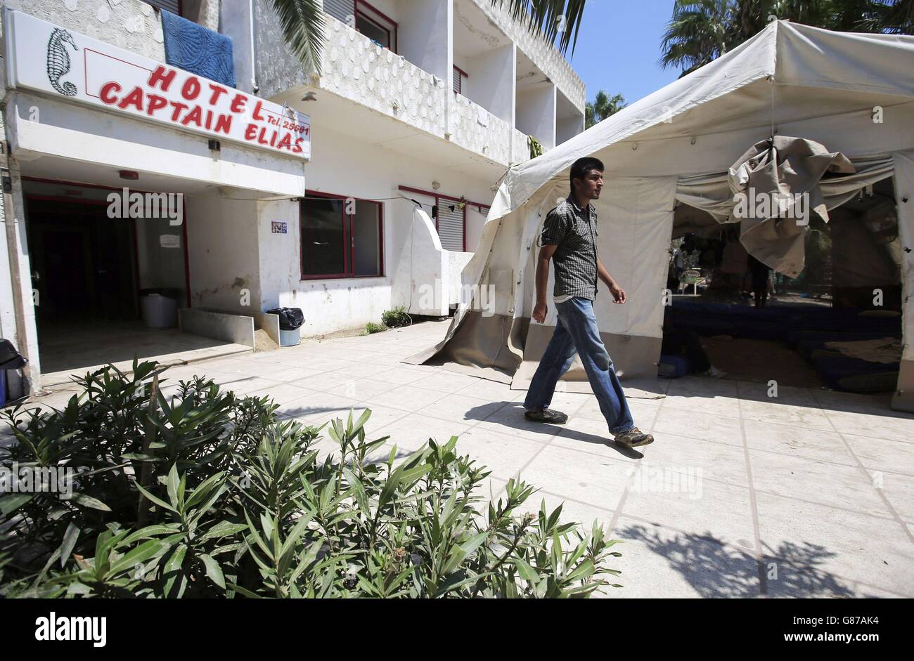 Medecins Sans Frontieres hanno eretto tende che permettono ai migranti di rifugiarsi fuori dal delitto Capitano Elias Hotel a Kos Town, Kos, Grecia. Foto Stock