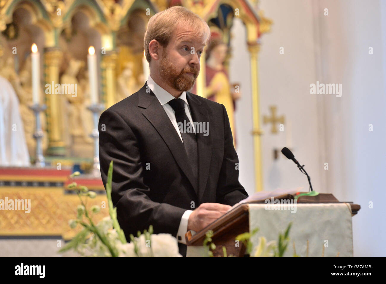 GRATUITO FINO AL 27 AGOSTO 2015. DOPO QUESTO TEMPO UNA TASSA È PAGABILE il figlio di Cilla Black ben Willis parla ai funerali di sua madre alla chiesa di St Mary a Woolton, Liverpool. Foto Stock