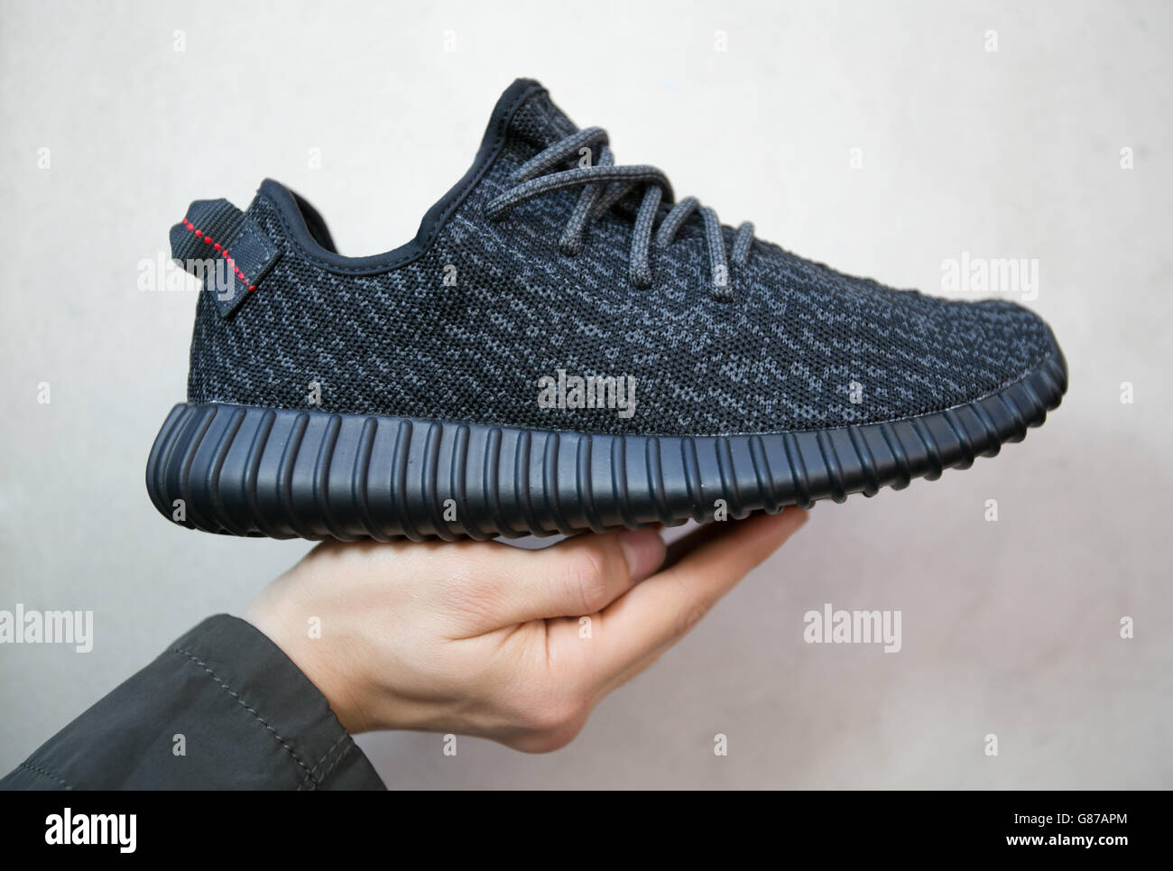 Sultan Est, ha acquistato un paio di Adidas Yeezy Boost 350 trainer,  progettato dal musicista Kanye West, a Foot Locker in Oxford Street, Londra  Foto stock - Alamy