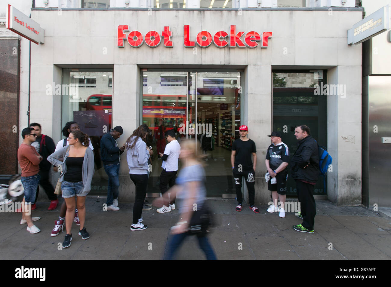La gente accoda fuori del foot Locker in Oxford Street, Londra, per comprare  un paio di adidas Yeezy Boost 350 addestratori, disegnati dal musicista  Kanye West Foto stock - Alamy