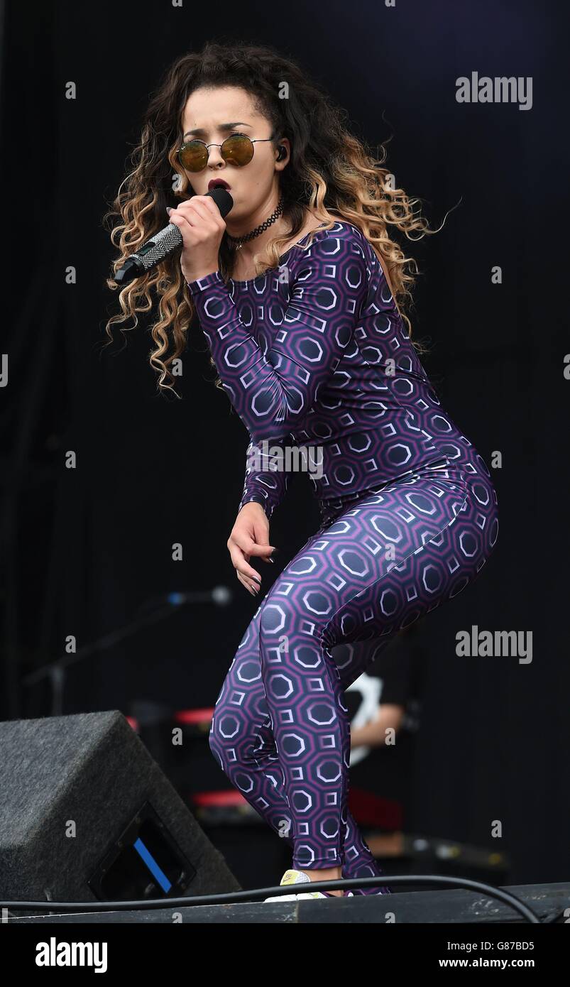 Ella Eyre si esibisce sul palco MTV durante il primo giorno del V Festival, a Weston Park, Shifnal, Shropshire. Foto Stock