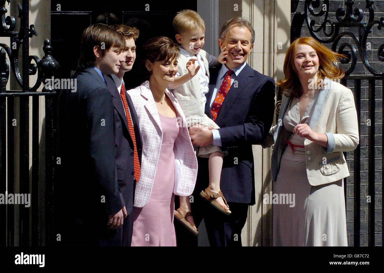 Il primo ministro britannico Tony Blair sulle scale del n. 10 Downing Street, con sua moglie e i figli, (L-R) Nicky, Euan, Cherie, Leo e Kathryn. Il partito laburista ha vinto una storica terza elezione generale, ma con una maggioranza ridotta. Foto Stock