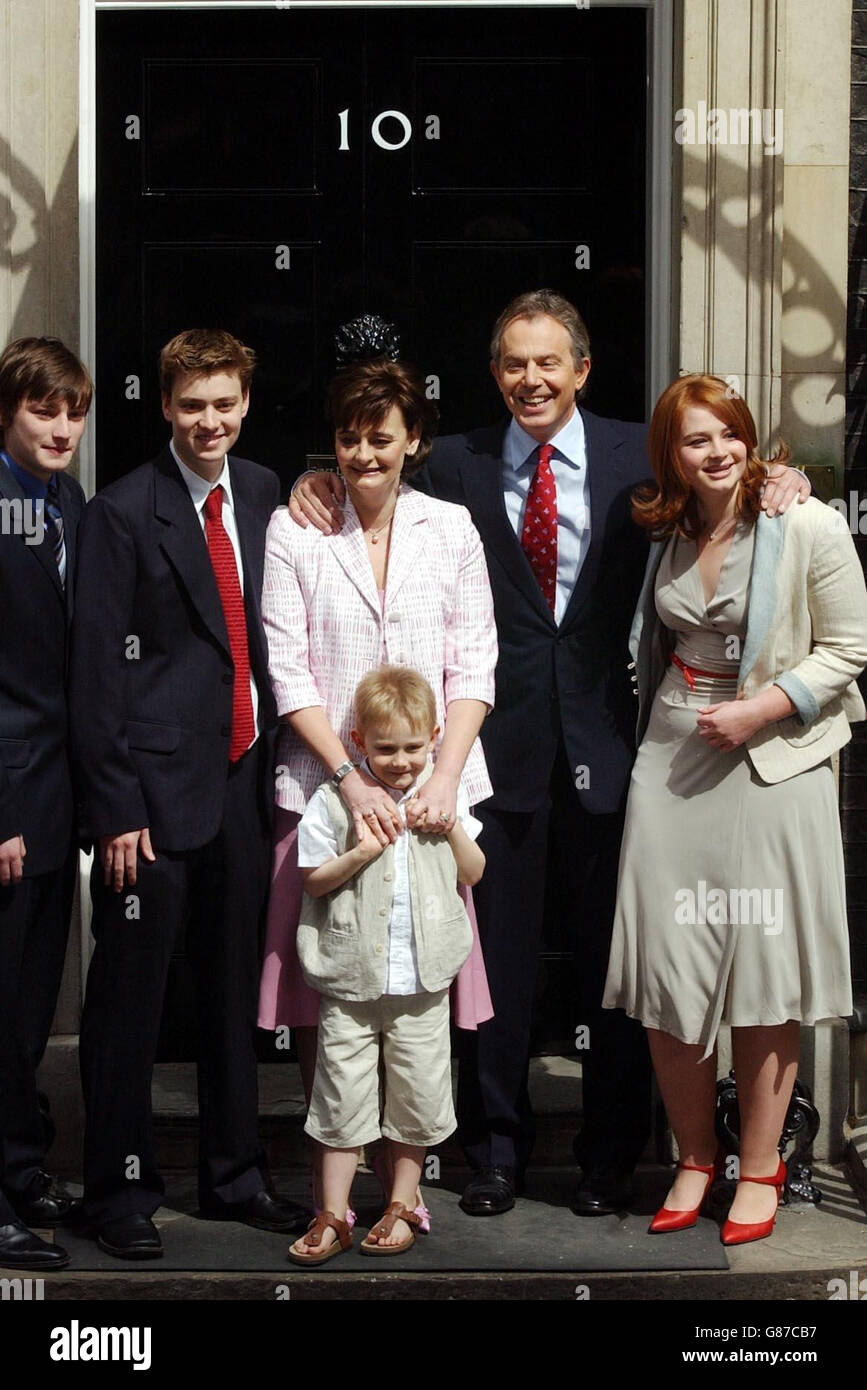 Il primo ministro Tony Blair pone con sua moglie Cherie e i loro figli Nicky (da sinistra a destra), Euan, Leo e Kathryn a Downing Street, dopo che il lavoro si è tenuto al potere nelle elezioni generali. Foto Stock