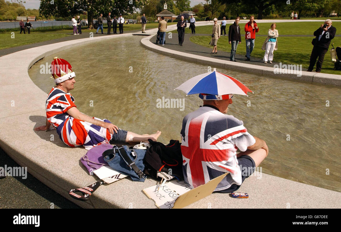Un paio di fan reali siedono presso la Diana Princess of Wales Memorial Fountain ad Hyde Park nel centro di Londra, dopo la sua riapertura. Una serie di incidenti e problemi lo hanno causato per lavori di riparazione, dopo la sua apertura da parte della Regina Elisabetta II della Gran Bretagna meno di un anno fa. Foto Stock