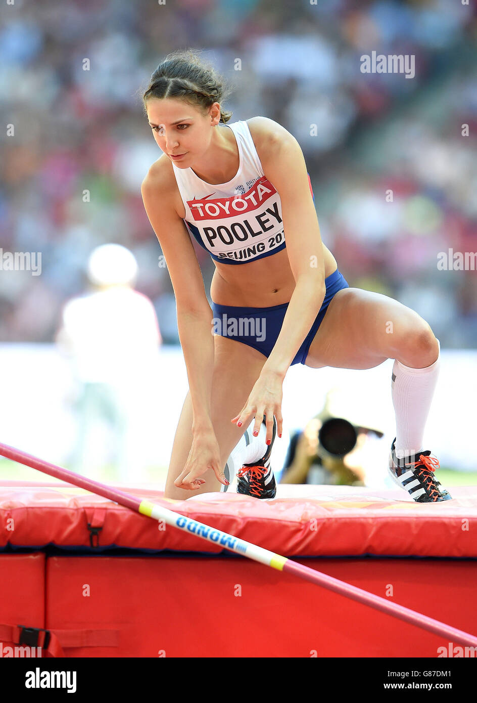 La Gran Bretagna Isobel Pooley reagisce dopo un salto fallito durante il turno di qualificazione Women's High Jump, durante il sesto giorno dei Campionati del mondo IAAF allo Stadio Nazionale di Pechino, in Cina. Foto Stock