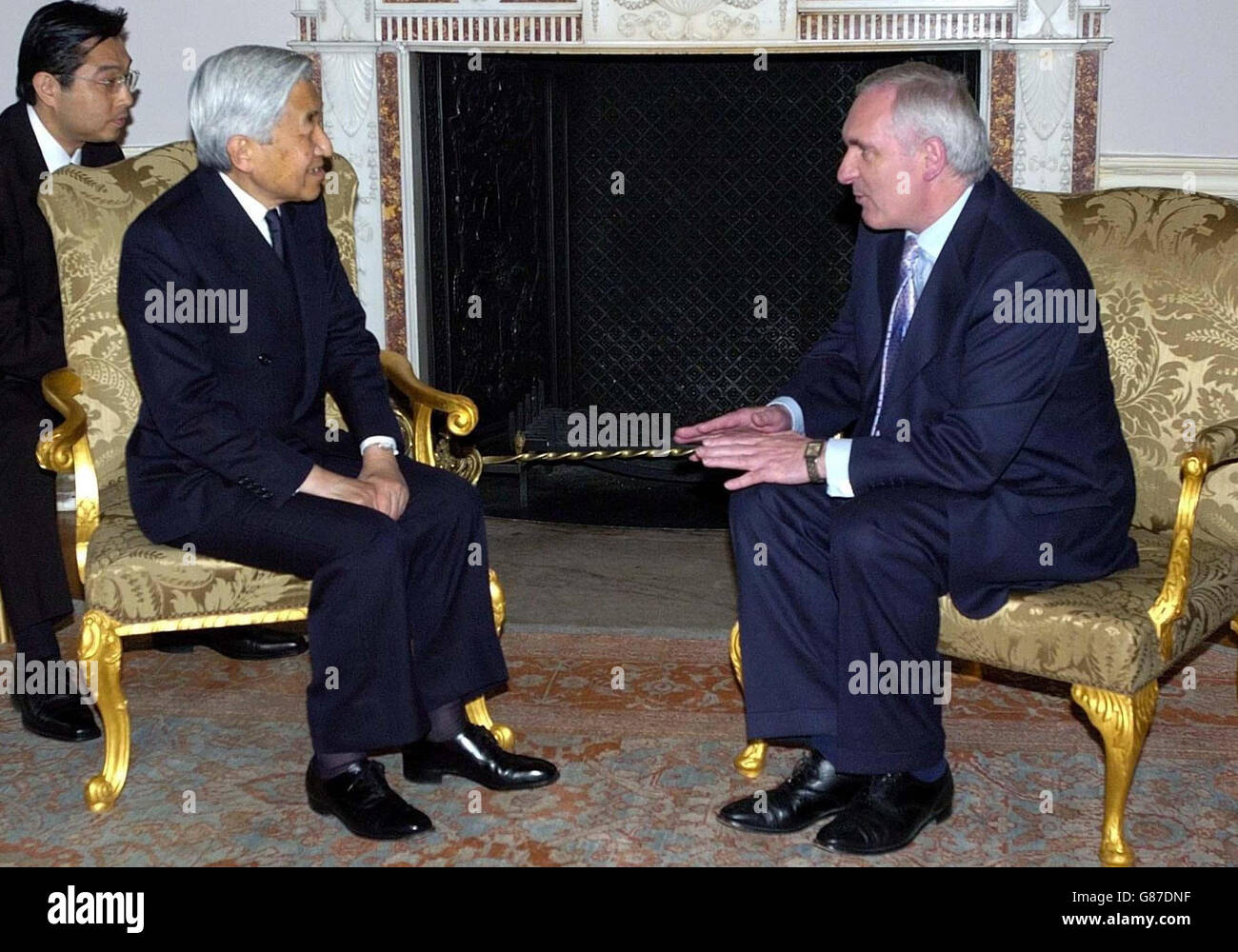 Il primo Ministro d'Irlanda Bertie Ahern parla con sua Maestà l'Imperatore Akihito del Giappone ad un ricevimento. Foto Stock