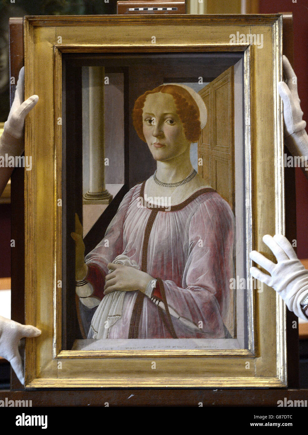 Ritratto di una Signora conosciuta come Smeralda Bandinelli (c.1470-5) di Sandro Botticelli è posizionato a seguito di un importante progetto di ricerca scientifica e restauro al Victoria and Albert Museum di Londra. Foto Stock