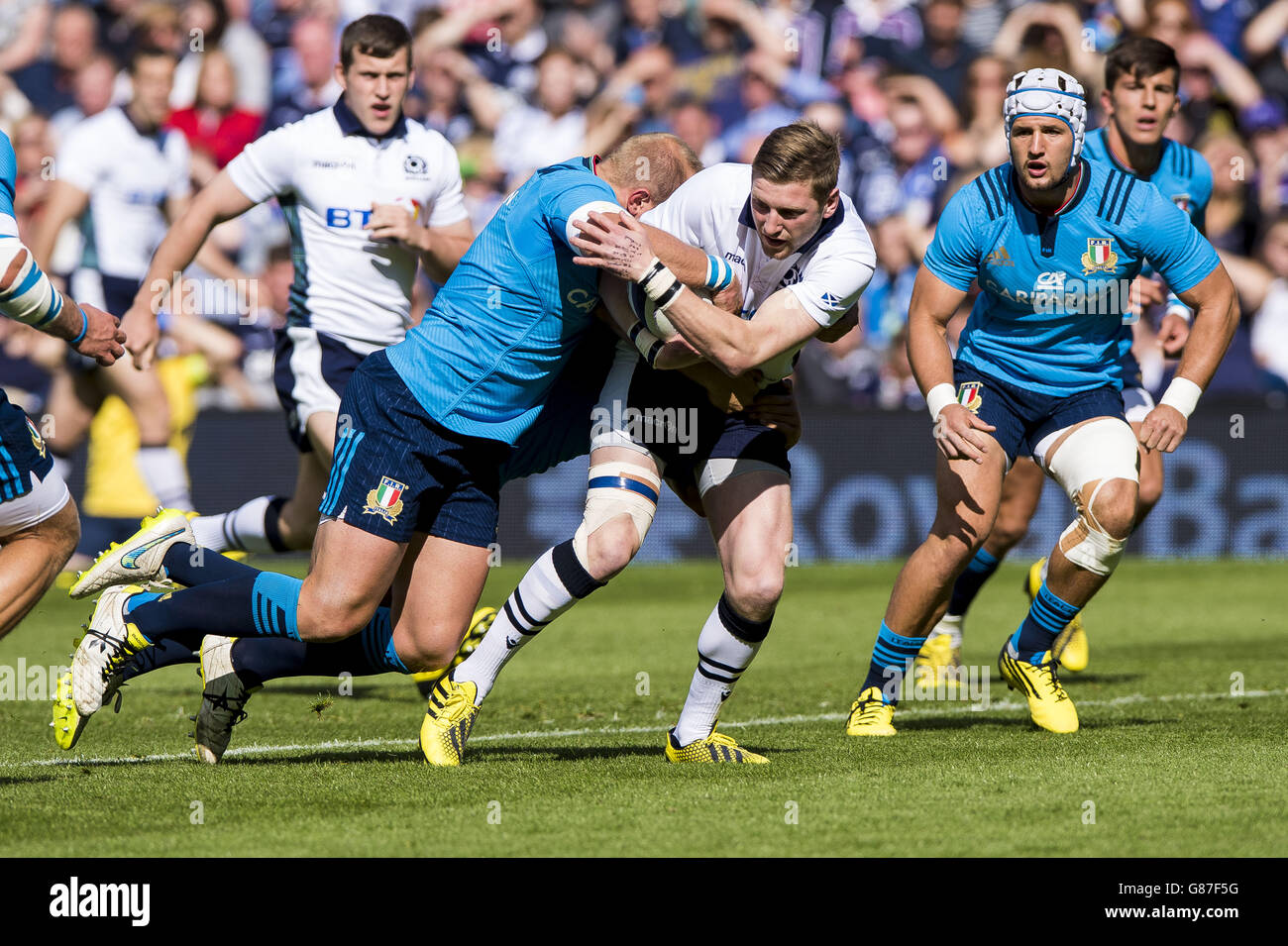 Il Finn Russell della Scozia viene sfidato dal Leonardo Ghiraldini italiano durante la World Cup Warm Up Match al Murrayfield Stadium di Edimburgo. Foto Stock