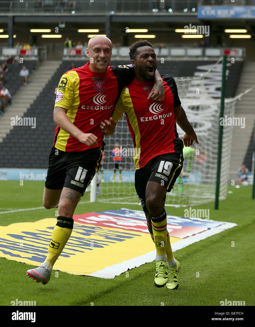 Calcio - Campionato Sky Bet - MK Dons / Birmingham City - Stadio:mk. Jacques Maghoma di Birmingham celebra il secondo obiettivo del gioco del suo lato con il compagno di squadra David Cotterill (a sinistra) Foto Stock