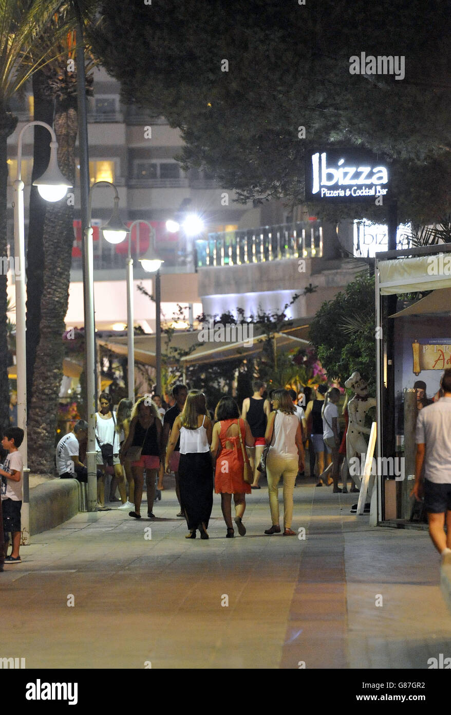 Vista della passeggiata di Punta Ballena a Magaluf, Maiorca, Spagna, verso le 22:00, termine del turno per gli ufficiali di polizia delle West Midlands PC Martina Anderson e Sergeant Brett Williams, Che si sono Uniti a colleghi spagnoli in hotspot turistici tra cui spiagge, terminal aeroportuali e centri urbani, durante un processo finanziato dal Ministero degli Esteri. Foto Stock