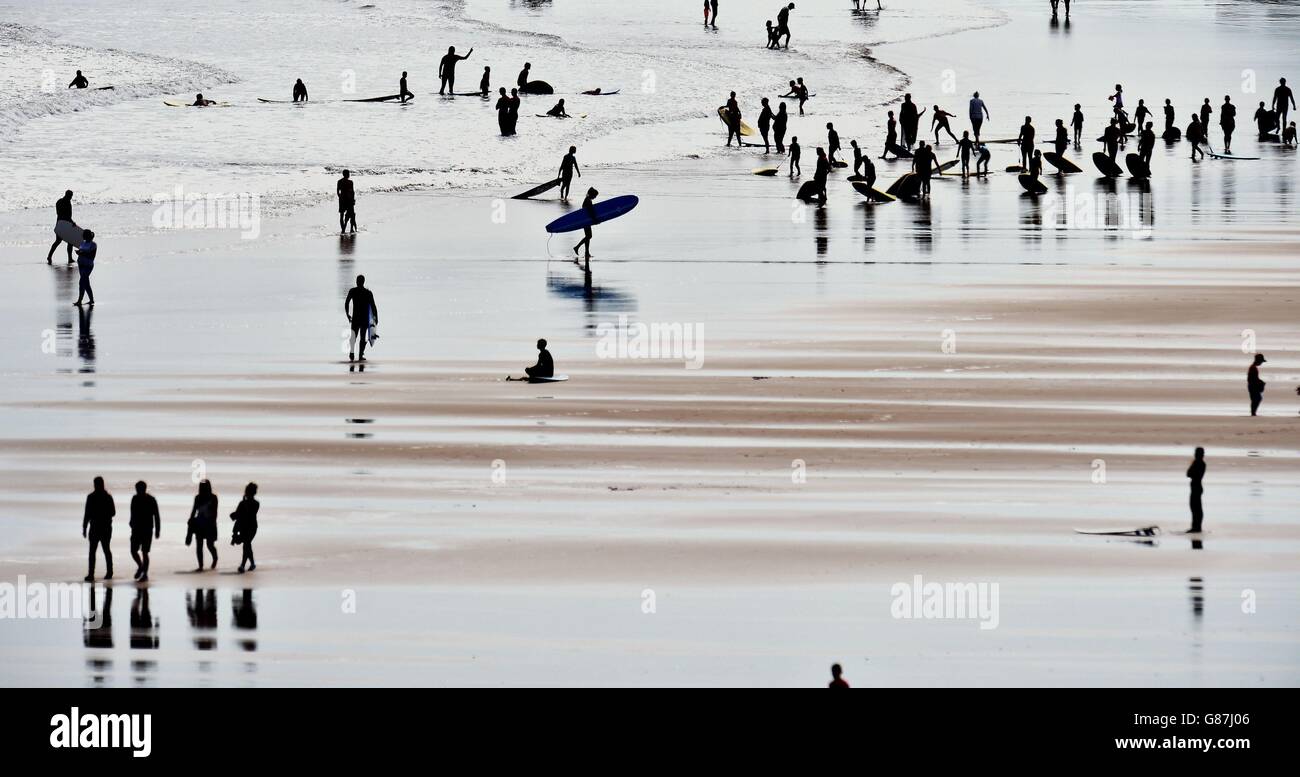Le persone si affollano sulla spiaggia di Tynemouth a Tyne e si vestono mentre il Nord Est sperimenta il bel tempo estivo. Foto Stock