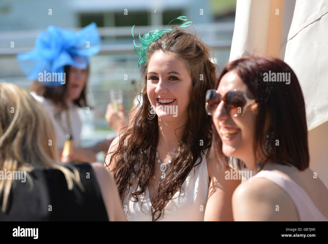 Corse di cavalli - Benvenuti allo Yorkshire Ebor Festival - Day One - York Racecourse. Racegoers durante il giorno uno dei Welcome to Yorkshire Ebor Festival a York Racecourse. Foto Stock