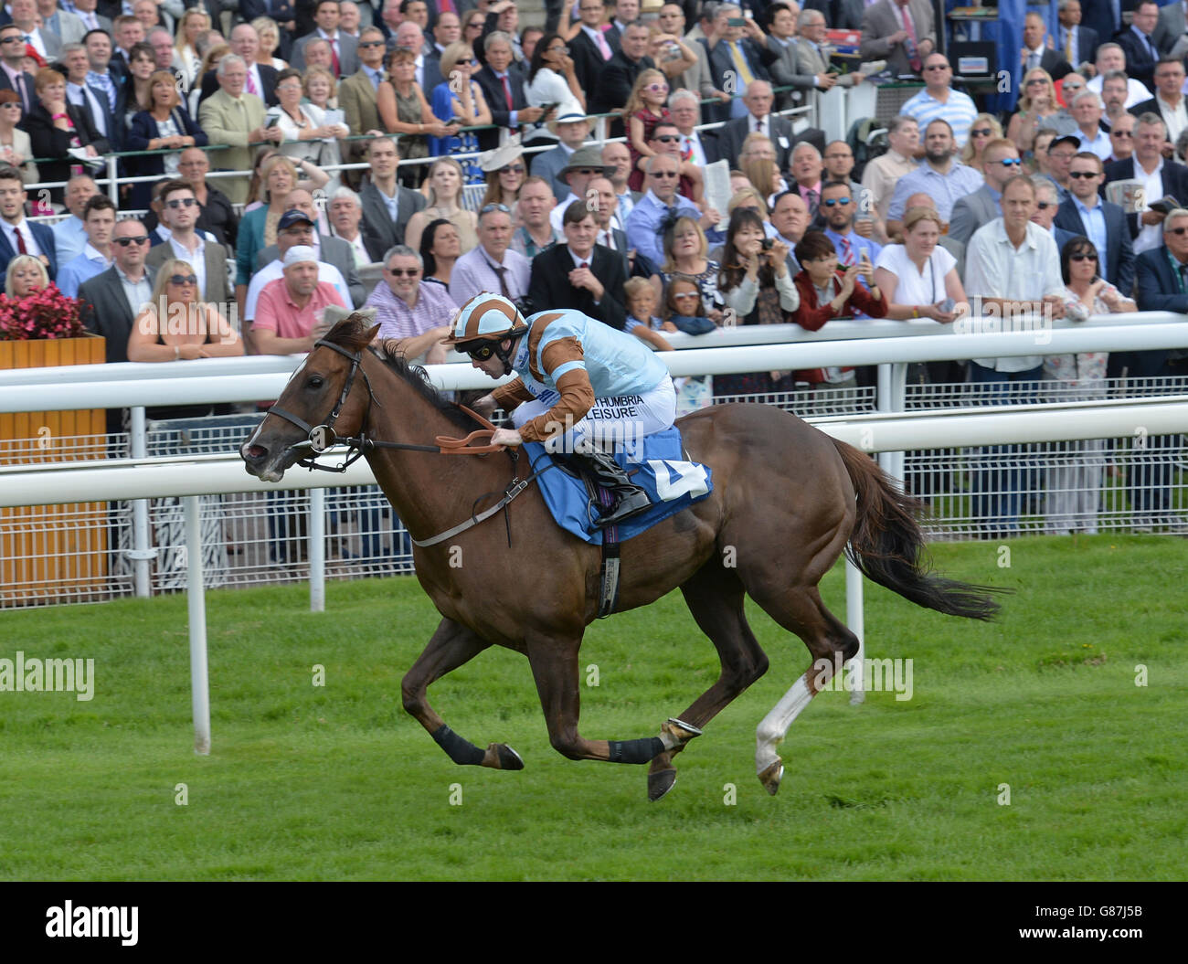 Il principe Caspian guidato da Robert Winston vince la Symphony Group Stakes durante il giorno uno del Welcome to Yorkshire Ebor Festival a York Racecourse. Foto Stock