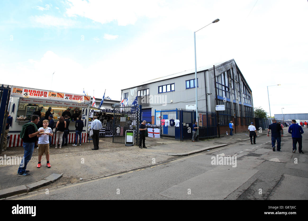 Una vista dell'Archway Sheet Metal Works di fronte White Hart Lane, con i fan che acquistano un rinfresco presso un pulmino hamburger accanto ad esso Foto Stock