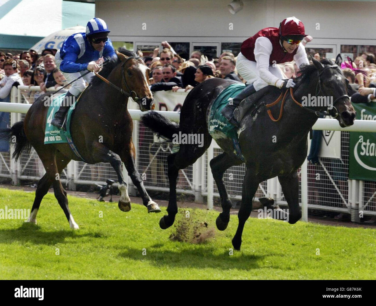 Corse di cavalli - Festival di maggio - Festa delle Signore - Ippodromo di Chester. La notabilità cavalcata dal jockey Phillip Robinson (R) vince lo Stanleybet Stakes davanti al secondo posto Mostashaar con il jockey Richard Hills. Foto Stock