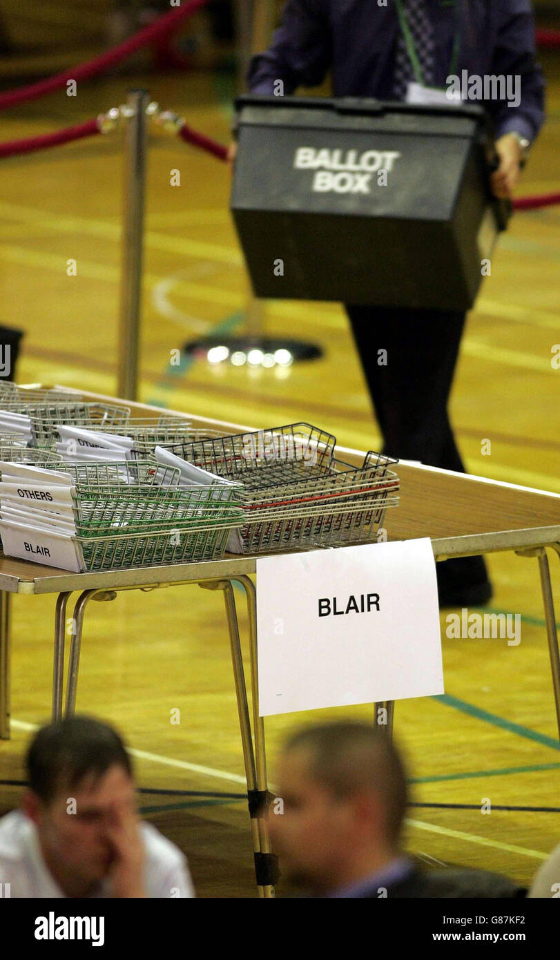 I cestini vuoti etichettati 'Blair' aspettano i voti per arrivare al conteggio per la circoscrizione di Sedgefield del primo ministro Tony Blair, a Newton Aycliffe. Foto Stock